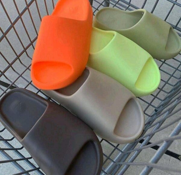 YEEZY SLIDES 4 YEEZY SLIDES