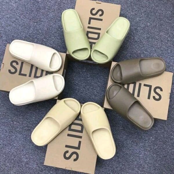 YEEZY SLIDES 8 YEEZY SLIDES