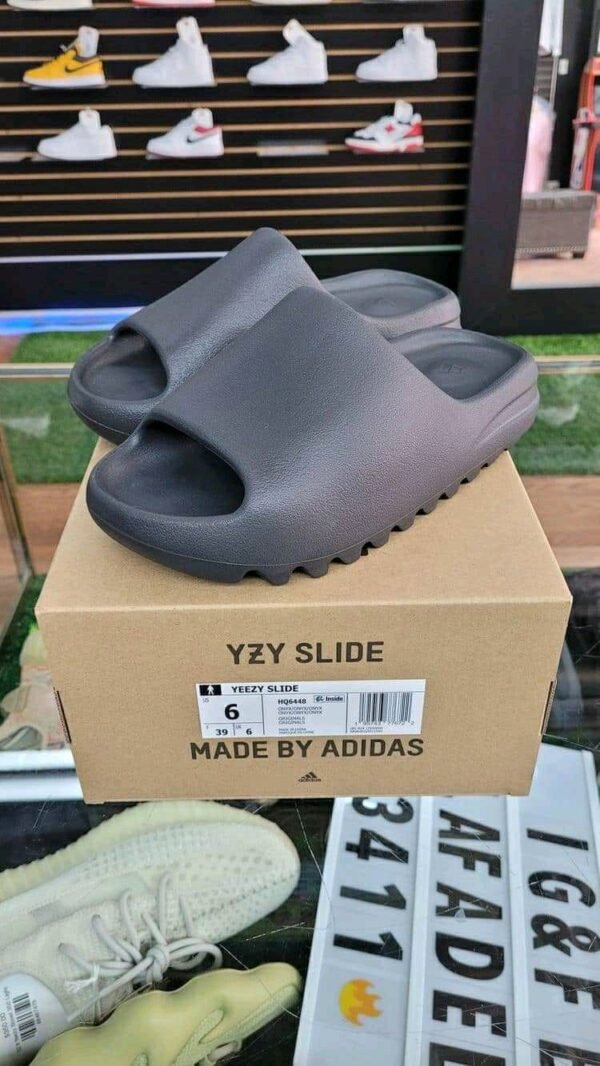 YEEZY SLIDES 10 YEEZY SLIDES