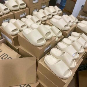 YEEZY SLIDES - Image 2