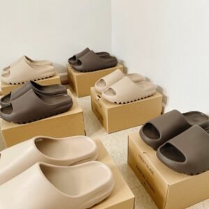 YEEZY SLIDES - Image 18