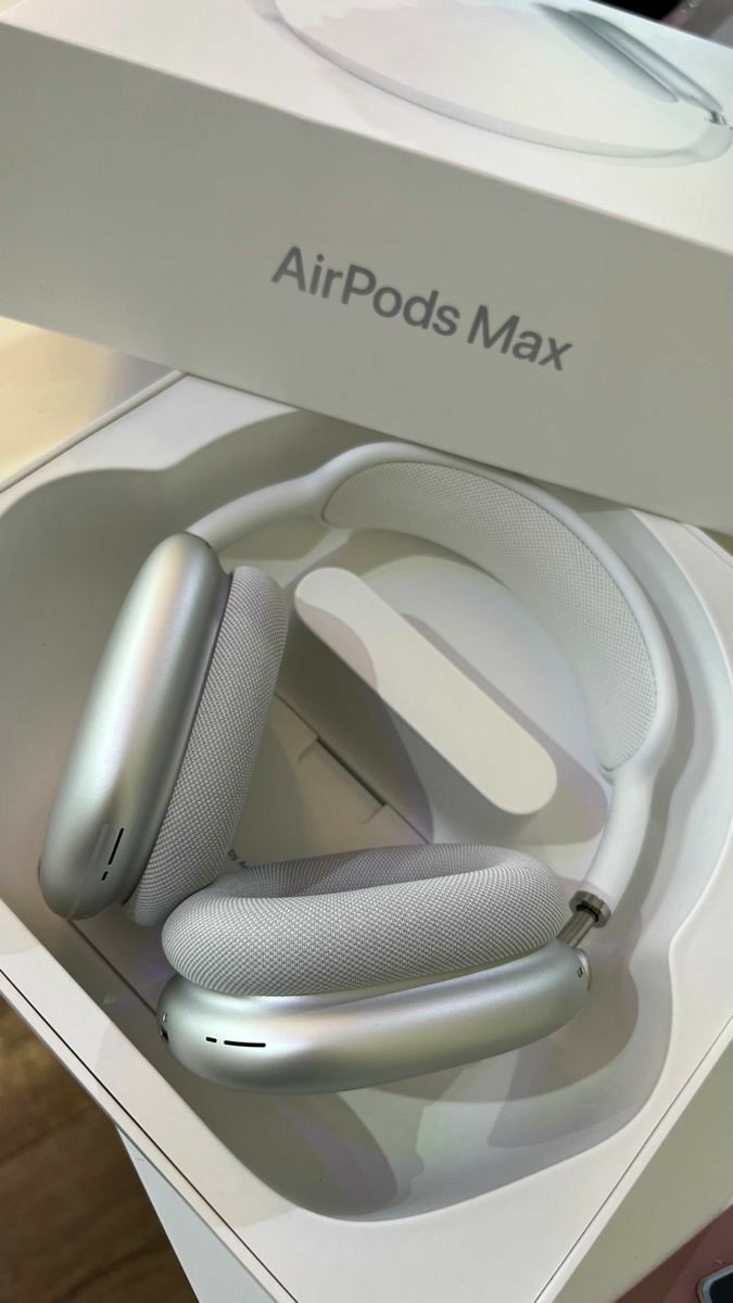 Apple AirPods Max pallets 12 Apple AirPods Max pallets